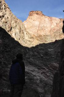 Observando a luz do sol entrar, aos poucos, pelo fundo do Grand Canyon, no Arizona, nos Estados Unidos